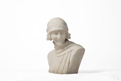 buste en marbre représentant une femme coiffée d'un chapeau