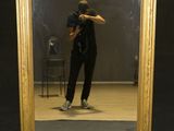 un homme se prenant en photo dans un miroir