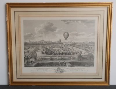 une vieille photo d'une montgolfière survolant une ville