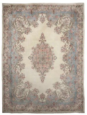 un ancien tapis persan à motif de médaillon