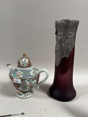 deux vases placés l'un à côté de l'autre sur une table
