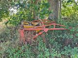 un vieux tracteur rouillé au milieu des bois