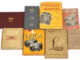 un grand nombre de livres posés sur une table