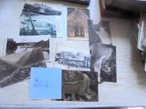 une table avec un tas de vieilles photos dessus