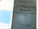 un livre posé sur une table, sur laquelle se trouvent un couteau et un repose-couteau