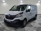 la camionnette blanche est garée sur un sol en damier dans le garage