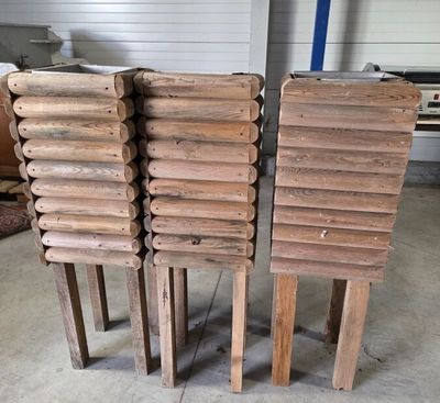 3 Caches poubelles ou jardinières avec bacs métalliques. D :…