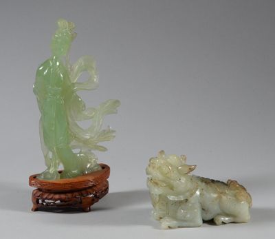 deux figurines représentant un homme et un chien