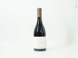 une bouteille de vin posée sur une table