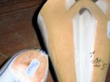 quelqu'un écrit sur une feuille de papier à côté d'une souris d'ordinateur
