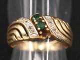 une image montrant un gros plan d'une bague sertie d'une pierre verte