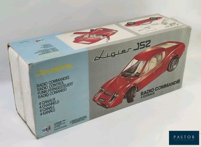 une boîte contenant une maquette de voiture rouge