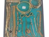 de nombreux types de bijoux exposés dans une vitrine