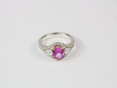 Bague en or gris centrée d'un saphir ovale rose "pink" de Ce…