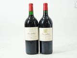 deux bouteilles de vin rouge posées l'une à côté de l'autre sur une surface blanche