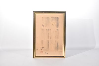 une image représentant un cadre photo posé sur une surface blanche