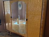 un miroir fixé sur le côté d'une armoire dans une pièce