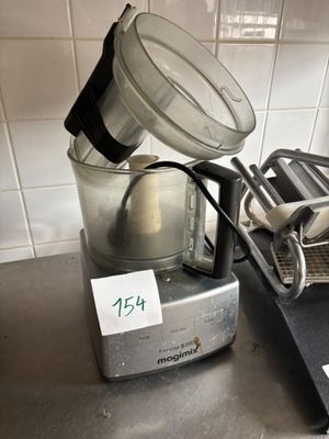 un mixeur posé sur un plan de travail à côté d'un autre mixeur