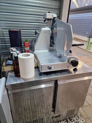 une machine sur laquelle est posé un rouleau de papier toilette