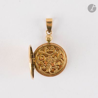 une image représentant un fermoir en or orné d'un motif floral