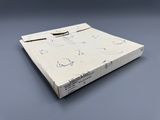 une boîte en carton décorée de dessins, posée sur une table