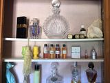une étagère sur laquelle sont disposés de nombreux flacons de parfum