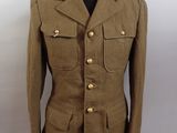 an army uniform is displayed on a mannequin stand