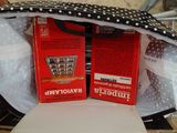 deux paquets de cigarettes dans un sac posé sur une table