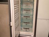 un réfrigérateur ouvert dans une petite cuisine