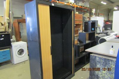 une photo d'une grande armoire dans un entrepôt