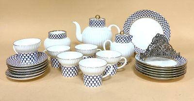 beaucoup de vaisselle et de tasses sur la table