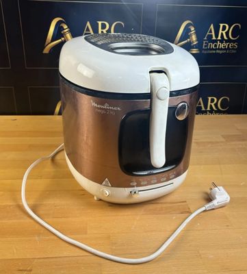 une friteuse à air chaud électrique posée sur une table en bois