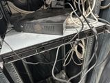 un faisceau de câbles reliés à un ordinateur