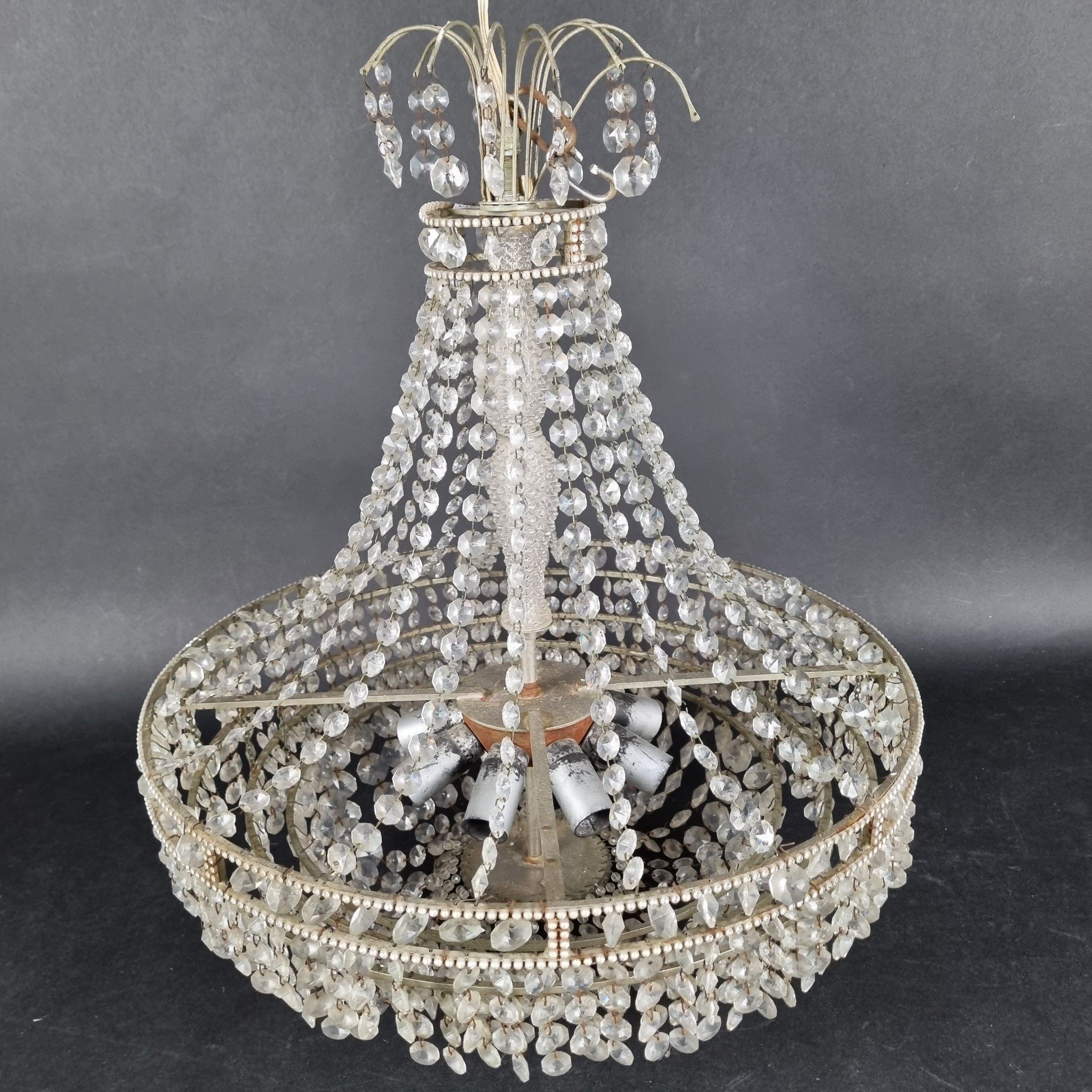 Lustre corbeille en métal et pampilles de verre, à huit lumi…