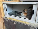 un micro-ondes posé sur un meuble