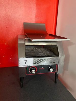 un grille-pain posé sur un plan de travail