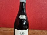 une bouteille de vin posée sur une table en bois