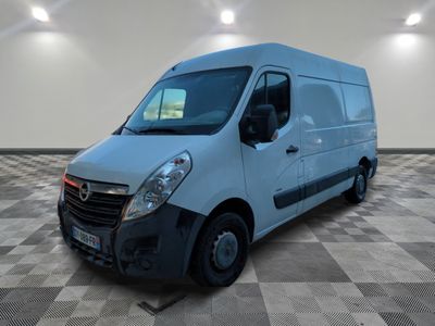 la photo d'une camionnette blanche garée dans une pièce