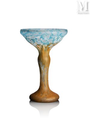 un saladier en verre posé sur un socle en bois, sur fond blanc