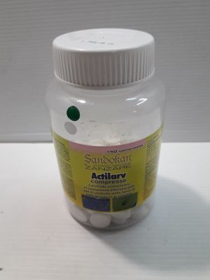 un flacon de comprimés de vitamines posé sur une table