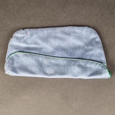 un gros plan sur un petit sac gris posé sur une table