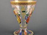 un vase en verre avec un motif sur une table