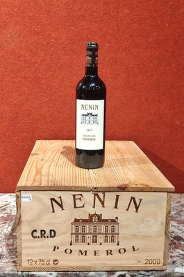 une bouteille de vin posée sur une caisse en bois