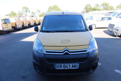 une petite camionnette jaune garée dans un parking