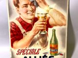 une vieille affiche représentant un homme en train de verser de la bière dans un verre
