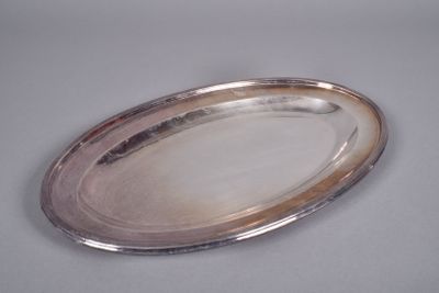 Plat en métal doublé, la bordure à décor de filets.
