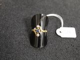 une bague posée sur une table avec une étiquette de prix