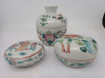 trois bols et un vase posés sur une table