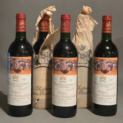 trois bouteilles de vin posées l'une à côté de l'autre sur une table