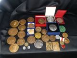 beaucoup de pièces d'or et d'argent posées sur un tissu noir